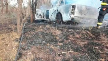 La camioneta en la que fue hallado el cuerpo calcinado de la mujer.
