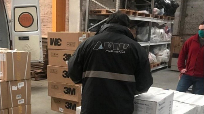 Personal de Afip controla el envío de Shangai a Rosario.