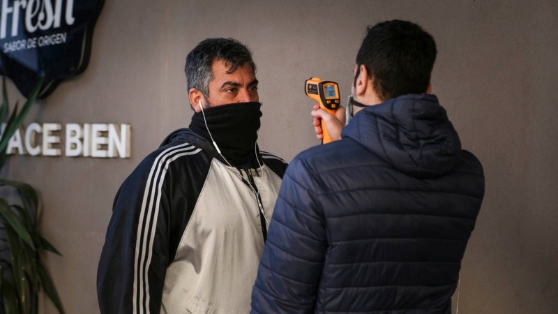 En uno de los gimnasios del centro se toma la temperatura antes de ingresar. 