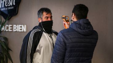 En uno de los gimnasios del centro se toma la temperatura antes de ingresar.