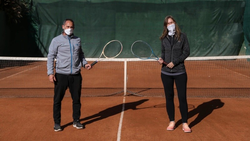 A la cancha de tenis se ingresa con barbijo, a la hora de jugar cada jugador se lo puede sacar. 