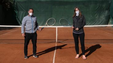 A la cancha de tenis se ingresa con barbijo, a la hora de jugar cada jugador se lo puede sacar.