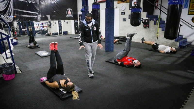 Distancia y uso de barbijo, son algunos de los requisitos para poder ejercitarse en un gimnasio.