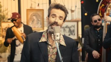 Pau Donés en el video de la canción "Eso que tú me das", registrado en 2020.