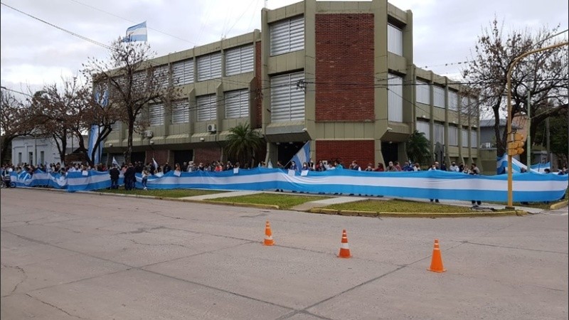 El banderazo frente a las oficinas de la ciudad de Avellaneda.
