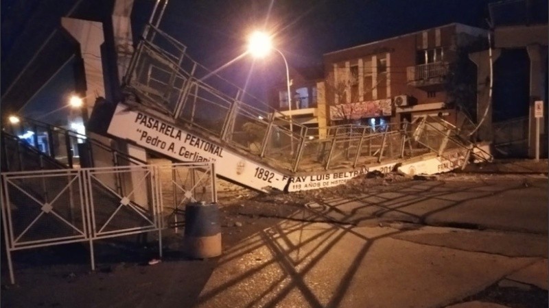 La pasarela quedó destruida. 