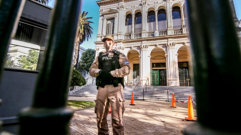 Se hacían tareas de desinfección en el edificio de Oroño al 900.
