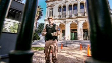 Se hacían tareas de desinfección en el edificio de Oroño al 900.