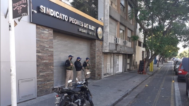 Los efectivos en la puerta del sindicato este miércoles. 