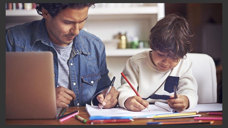 Siempre que podamos, lo ideal es convertir los deberes en una actividad familiar para darle un toque afectivo.