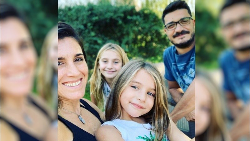 Foto familiar: Soledad, Jeremías y sus dos hijas: Regina y Antonia.