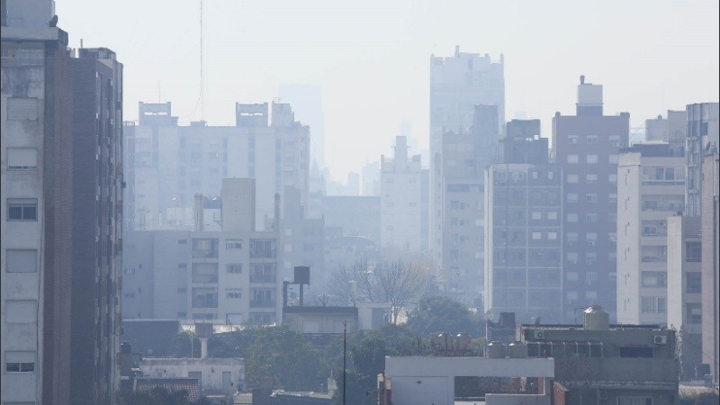 Una postal del mediodía en Rosario, cubierta por humo.