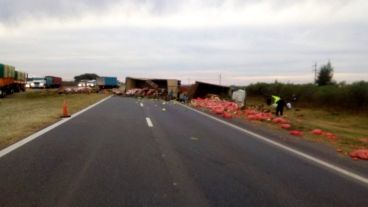 Vuelco y desparramo en el kilómetro 58.