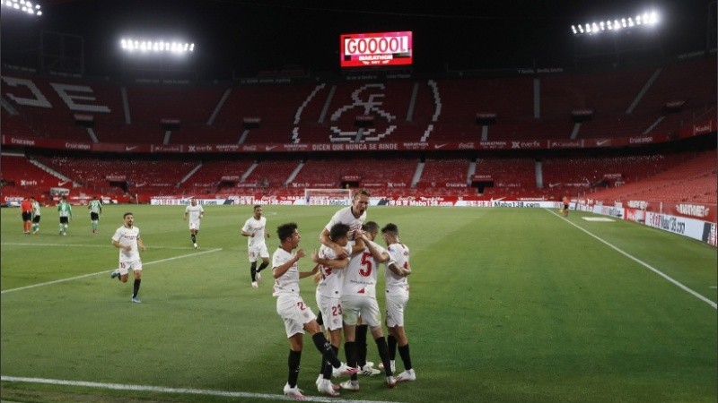 Festejo sevillista en un estadio Ramón Sánchez Pizjuán vacío.