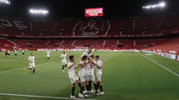 Festejo sevillista en un estadio Ramón Sánchez Pizjuán vacío.