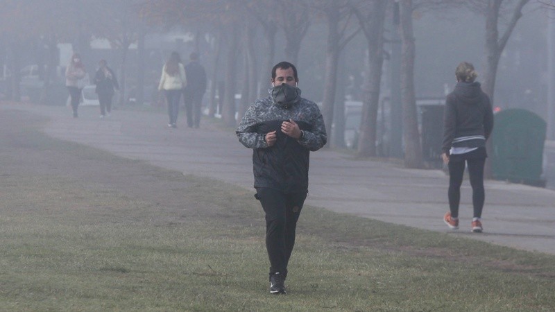 A pesar de la niebla y el humo, muchos rosarinos salen a entrenar en horas de la mañana.