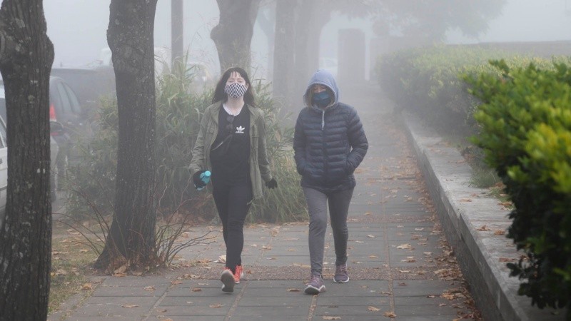 A pesar de la niebla y el humo, muchos rosarinos salen a entrenar en horas de la mañana.