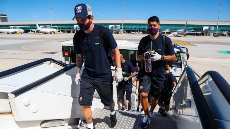 Messi y su amigo Luis Suárez saliendo para Mallorca. 