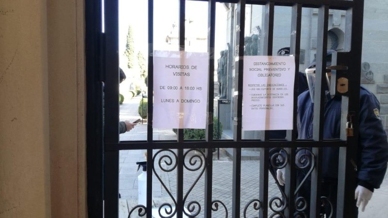 Así ingresaban varias personas al cementerio El Salvador este sábado. 