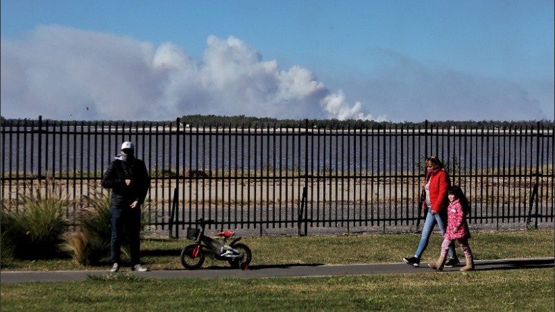 Como una provocación, otra vez quema de pastizales frente a Rosario.