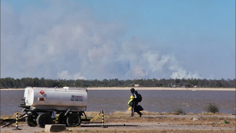 Como una provocación, otra vez quema de pastizales frente a Rosario.