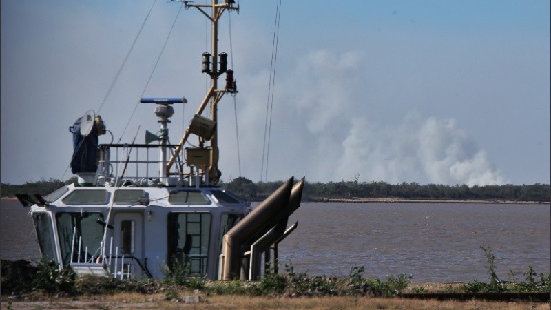Como una provocación, otra vez quema de pastizales frente a Rosario.