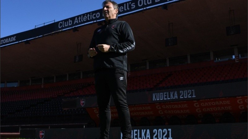 El entrenador renovó por un año y medio su vinculación con el club.