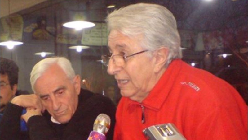 Secondo junto a otros dirigentes políticos.