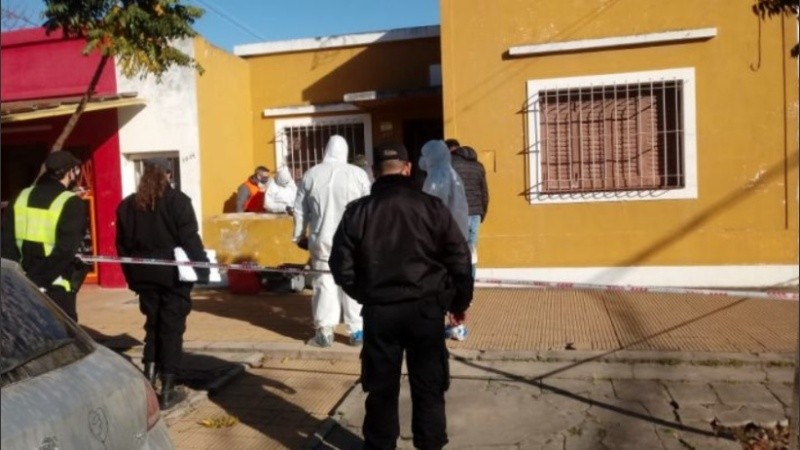 El momento en que la policía ingresaba al domicilio de la víctima, en la localidad santafesina de reconquista.