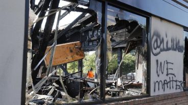 El local de comidas de la cadena Wendy's quedó destruido tras las protestas por la muerte de Rayshard Brooks.