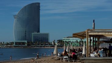 Uno de los chiringuitos de la playa de la Barceloneta, en Barcelona (España).