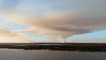 Así se veían algunas columnas de humo frente a Rosario.
