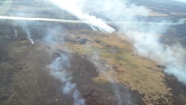 Así se veían algunas columnas de humo frente a Rosario.
