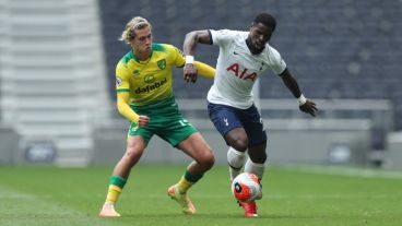 Un amistoso reciente entre el Norwich y el Tottenham, a poco del reinicio.