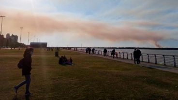 Bien gráfico: fuego en las islas, humo en la ciudad.