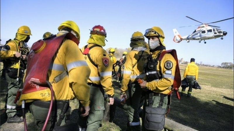 Los brigadistas deben volver a la zona de fuego para intentar sofocarlo. 