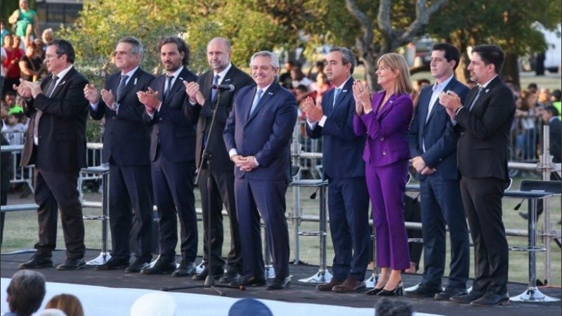 El presidente encabezó, junto a Javkin y Perotti, el acto en el Monumento por los 208 años de la creación de la bander.