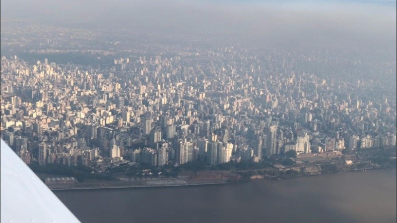 Humo irrespirable: imágenes aéreas del fuego en las islas frente a Rosario.