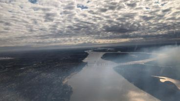 Humo irrespirable: imágenes aéreas del fuego en las islas frente a Rosario.