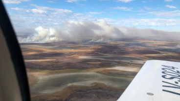Humo irrespirable: imágenes aéreas del fuego en las islas frente a Rosario.