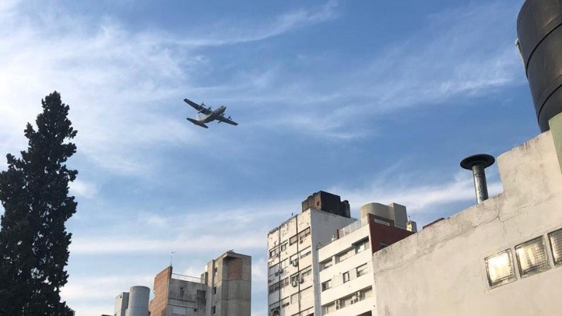 Aviones muy cerca de los edificios en el centro de Rosario. 