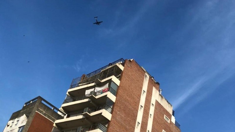 Aviones muy cerca de los edificios en el centro de Rosario. 