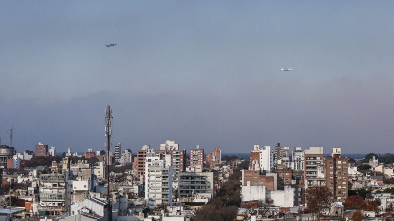 Los aviones cruzaron el cielo sembrando miedo. 