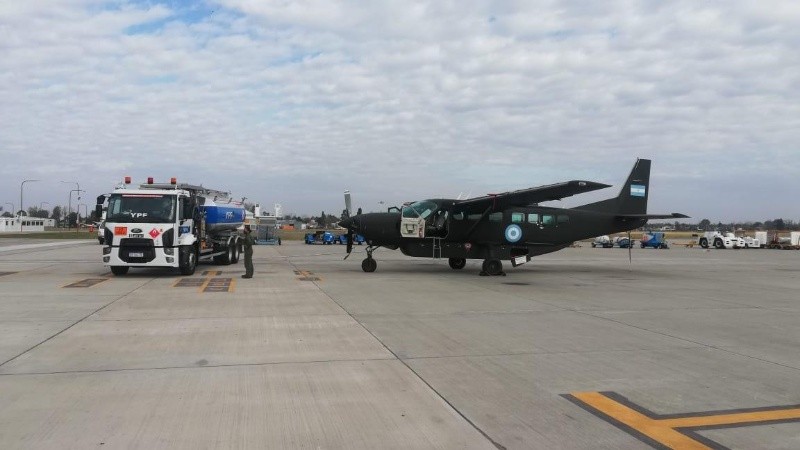 Uno de los aviones militares en la pista del aeropuerto de Rosario. 