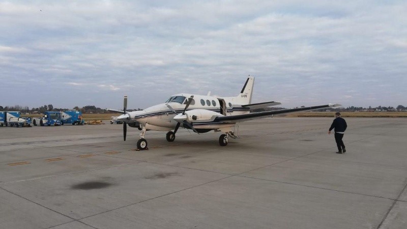 Uno de los aviones en la pista del aeropuerto de Rosario. 