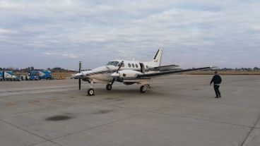 Uno de los aviones en la pista del aeropuerto de Rosario.