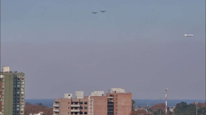 Varias aeronaves de guerra atravesaron el manto de humo sobre la ciudad.