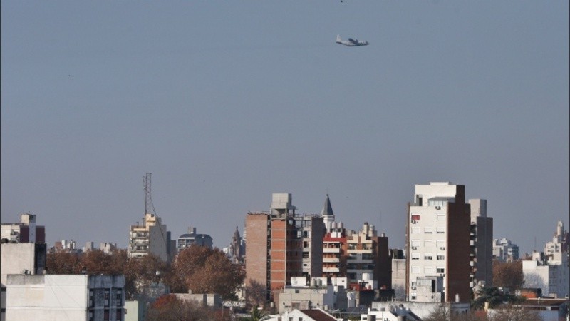 Varias aeronaves de guerra atravesaron el manto de humo sobre la ciudad.