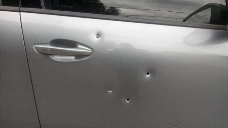 La puerta delantera de la camioneta tenía cuatro disparos.