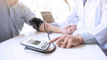 La hipertensión arterial es un trastorno que se caracteriza por un aumento sostenido de la presión dentro de los vasos sanguíneos por encima de los valores considerados normales.